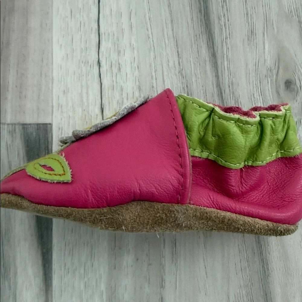 ROBEEZ Pink and Green Shoes with Flower Design size 0-6 months